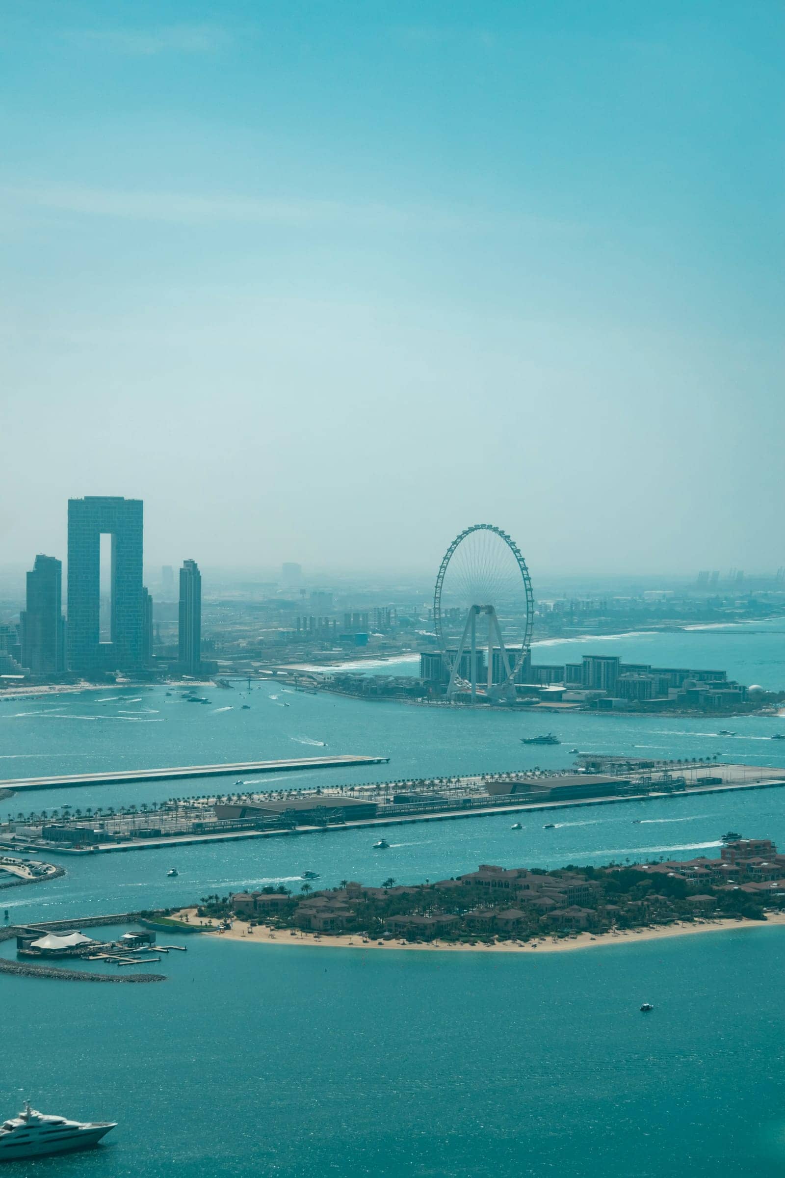 Bluewaters Island und das Riesenrad Ain Dubai über der Bucht