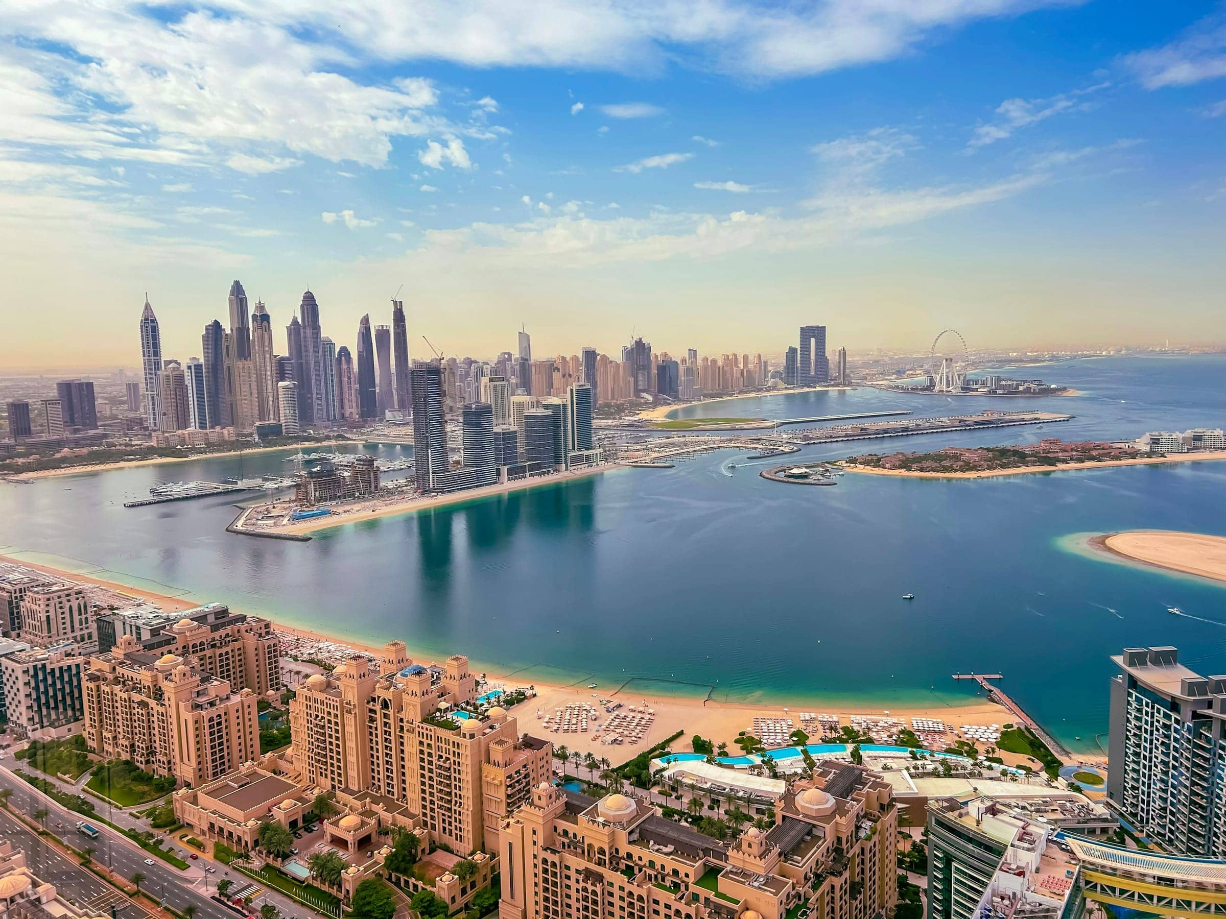 Vista aerea di Dubai Marina, torri e yacht lungo la banchina